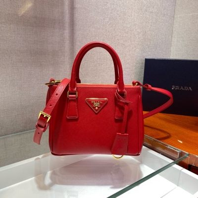 Prada普拉達 mini殺手1BA906，這款Galleria手袋採用標誌性的Saffiano皮革製作，配有一條可拆卸肩帶，頂級拉絲五金是對經典雋永優雅氣質的別致詮釋。對現在流行小包盛行時代的美女們。值得擁有，輕鬆搞定小姐姐曰常出行，容量