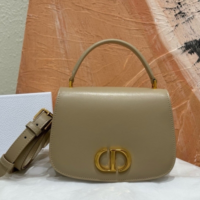 Dior迪奧 這款 30 Montaigne Avenue Top Handle 手袋是二零二四冬季成衣系列新品，展現優雅氣質與現代風格，別具一格。採用精美耐用、質感豐富的黑色牛皮革精心製作，彰顯 Dior 的精湛工藝。翻蓋點綴以復古金色飾