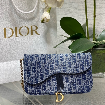 Dior迪奧 馬鞍鏈條手袋系列woc鏈條包，採用丹寧系列牛仔布oblique 老花面料精心製作，翻蓋飾以標誌性的字母扣，既時尚又優雅，內隔多個卡槽設計，還配送拉鍊小包，大大提升了實用度，又是日常必不可少的鏈條小包 size：21.5*12.