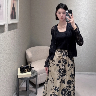 Dior迪奧 2024fw 絕美鏤空蕾絲開衫簡約的溫婉氣質 精細棉紗線親膚質感一流 鏤空感的設計超美 多了一份性感高級 搭配牛仔褲就夠有腔調 SML