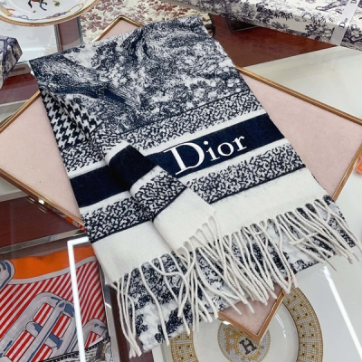 Dior迪奧 一面動物一面千鳥格元素長巾 爆款，專櫃最新款式 雙面羊絨 超百搭！超顯氣質！這麼大比重的羊絨真的超級少見!羊絨有世界公認的“軟黃金”之稱，手感柔軟細膩。尺寸:26*170CM 材質:100%山羊絨