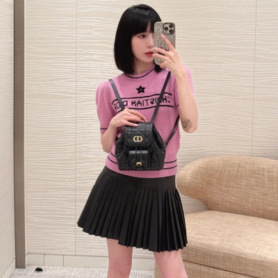 Dior迪奧 2025早春新款泡泡袖圓領刺繡字母圖案短袖針織上衣出貨這款針織衫結合優雅氣質與現代風範。採用定制調綿羊毛羊絨混紡針織面料精心製作，飾以黑色光澤線刺繡，突顯手工刺繡的 Dio幸運星和 標誌。短袖略顯泡泡袖效果，羅紋細節更顯精緻。