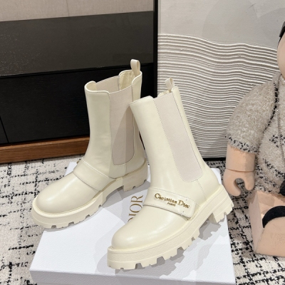 Dior迪奧 新款英倫風布洛克新款馬丁靴，楦型百搭瘦腳.造型立體飽滿，帥氣十足 上腳舒適 一款非常復古風、氣場十足單品，設計風格非常新穎 細節完美 酷炫 潮派 新潮，鞋面進口小牛皮/進口小牛皮開邊珠，內裡羊皮，原版開模大底，Size: 35