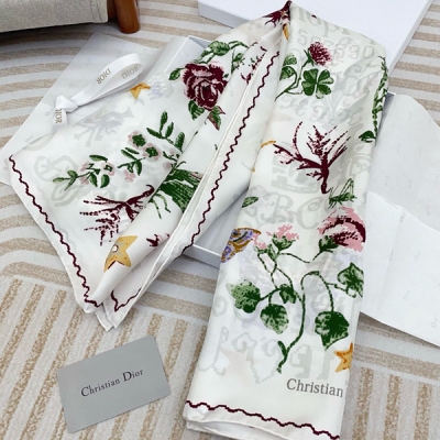 Dior迪奧 CD 叢林字母 90 高級時髦風配色非常考究，圖案匠心，上身簡直美得太驚豔了融入日常的單品，可以搭配很年輕的穿搭方式。它足以讓任何一件平庸的服裝變得驚豔無比，有著豐富搭配功能柔軟.手感，光澤感，卷邊都做的非常好，定制級面料.賦