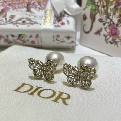 Dior迪奧 今日新品2025年爆款 新款鏤空小米珠蝴蝶珍珠耳釘 小珍珠點綴鏤空金屬蝴蝶脈絡骨骼 靈動可愛又不失貴氣感 佩戴上耳仙氣十足 真的美得很突出 正品版定制 一致黃銅材質 定制珍珠 耳釘/戒指/項鏈