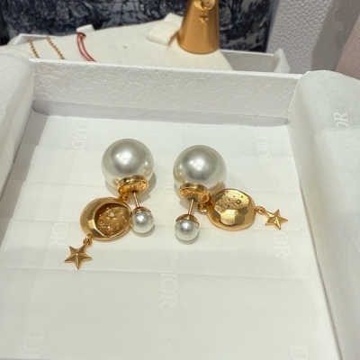 Dior迪奧 新品推薦 2025限定 雙生珍珠金色星月經典長款耳環 大小珍珠 x 抽象的日月星辰元素 仿佛星辰璀璨落入凡間 浪漫又讓人心動 戒指/紅繩項鏈/耳環/項鏈