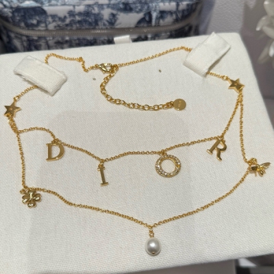 Dior迪奧 新品推薦 金色流蘇多元素掛件晶鑽珍珠雙鏈項鍊 鏤空星星x蜜蜂x四葉草x珍珠吊墜xDior字母雙層鏈條設計 上身有疊戴的視覺感 時髦貴氣且質感十足 一年四季都百搭 戒指/耳環/手鏈/單層項鏈/項鏈