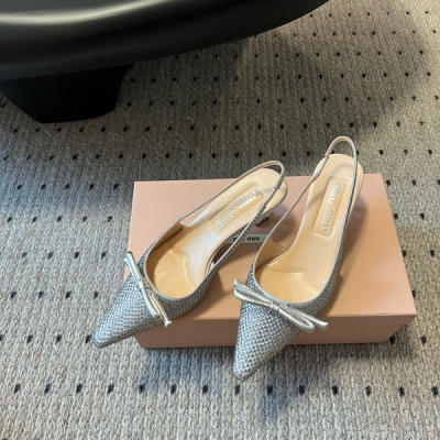 Miu Miu 新款尖頭系列鑽款貓跟單鞋，仙女必備 上腳名媛千金氣質，鞋面原版定制緞面+燙鑽，內裡特定水染羊皮，原版進口真皮大底，原版開模烤漆跟，跟高5.5cm，碼數35-40（40可定制）