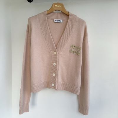 Miu Miu 2024早春新款重工珠片刺繡字母限定重工學院風V領針織開衫出貨 經典定制紗線 最高品質 進口定制羊絨紗線 扣子全部定制 現貨 單色36/38/40
