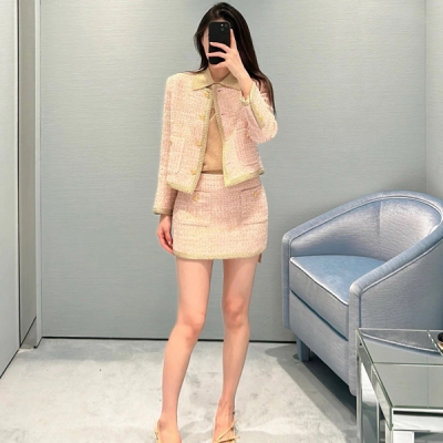 Miu Miu 2025早春新款法式奢華羊毛粗紡定制面料圓領徽標字母金屬扣雙口袋外套出貨貴氣大小姐穿搭 早春單品熱售這類高貴大方的外套真的太好穿了！就是名媛范兒的大小姐即視感恰到好處，氣質十足，質感十足超親膚，現貨36/38/40
