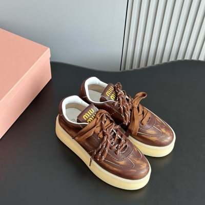 Miu Miu 2025新款厚底餅乾鞋小白鞋 獨一無二的擦色工藝，怎麼穿都好看今夏時髦精最愛，上腳超級舒服 鞋面採用進口原版牛皮，內裡羊皮，原版開模鞋底 底厚:5cm Size:35-40(40定做)