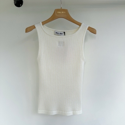 Miu Miu 2025早春新款胸前重工刺繡字母針織背心出貨時髦搶眼高級定制面料搭配！高定羅紋背心，定製版型面料做工細節全面到位！進口高支羊毛紗線面料質感無敵！減齡少女氣質百搭，經典修身H版型巨減瘦！時髦必備單品現貨36/38/40