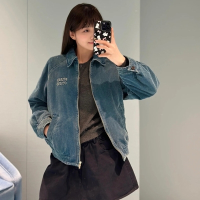 Miu Miu 2025早春新款重工水洗藍貼布刺繡字母金屬拉鍊頭燈芯絨翻領牛仔夾克外套出貨百搭款十足可以搭配任意 減齡少女十足 復古水洗藍 重工水洗工藝 定制開模金屬輔料 很好搭配 高品質牛仔面料 上身真的很舒適，現貨發售 36/38/40