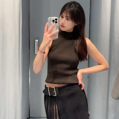 Miu Miu 2025早春新款胸前重工刺繡字母高領針織背心出貨時髦搶眼高級定制面料搭配！高定羅紋背心，定製版型面料做工細節全面到位！進口高支羊毛紗線面料質感無敵！減齡少女氣質百搭，經典修身H版型巨減瘦！時髦必備單品現貨36/38/40
