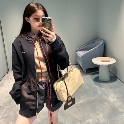 Miu Miu 2025早春新款重工撞色刺繡字母金屬拉鍊抽繩衛衣外套出貨兩側口袋拼接記憶絲運動面料 百搭款十足可以搭配任意場合 妥妥的辣妹一枚 復古水洗 整件衛衣採用復古水洗炒色設計 胸口有刺繡字母圖案 定制金屬五金 很好搭 高品質面料 上