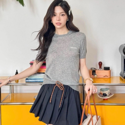 Miu Miu 2025早春新款撞色提花字母提花針織圓領短袖上衣出貨白富美必入神器 萬能百搭修身版型超顯瘦 進口紗線質感超舒適 復古氣質時髦又高級！版型上身巨顯瘦！定制紗線材質 名媛少女優雅又高級 現貨36/38/40