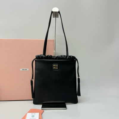 Miu Miu 流蘇抽繩Tote 走秀款 流蘇抽繩開合設計別致精美，進口羊皮定制 手感軟軟糯糯超級舒服 單肩腋下手拎 背法隨性簡約，滿滿的鬆馳感， 滿足日常需求又時尚大方！size 28*31 原包裝 型號5BG303