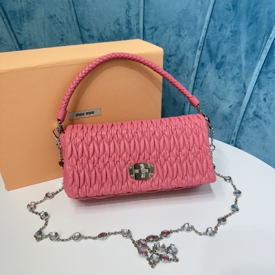 Miu Miu 鑽石鏈條包，小提花皺褶凸紋壓花做法，Cloquet進口小羊皮，手感炒雞舒服 拋光綱質五金，全新旋轉鎖扣開合，棉緞襯裡，雙肩帶設計：手工編織可拆卸全皮肩帶與長110cm仿水晶珍珠長肩帶，可手拿肩背斜挎，百搭時尚size：22.