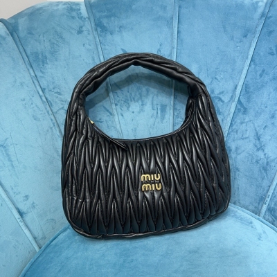 Miu Miu 新品MiuWander手袋，採用進口小羊皮經典品牌標誌性Matelasse紋理繡花，復古磨砂五金，利用圓孤的曲線，保留了應有的俏皮感，包型整體硬挺有型，充滿個性，可甜可鹽，容量可光，各大時尚搏主幾乎人手一個，尺寸：29 X 