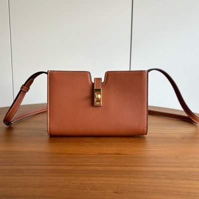 Celine 新品Mini16小挎包 16系列又出新款，這次區別於之前的平紋皮，採用的是耐糙的荔枝紋皮，更顯質感，別看小巧，但是容量可人，放兩個手機完全沒問題，可以單肩，可以斜挎，可調節肩帶設計，自重輕盈！風格：百搭單品 容量：容量在迷你包