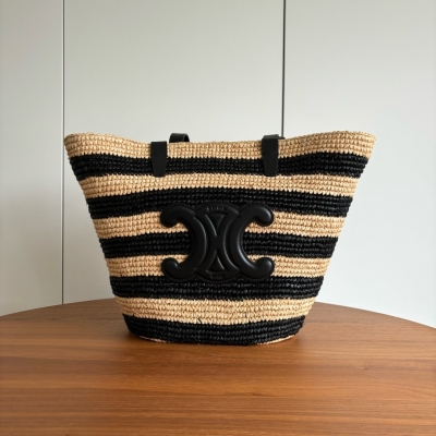 Celine 手工編織手袋 植物材料，牛皮革包邊，無襯裡 1個內側可拆卸皮革拉鍊口袋 2個皮革提手長14英寸 （35釐米）手工編織手袋，每件作品皆別具一格。尺寸和造型可能稍有差異。尺寸：22× 30× 14釐米