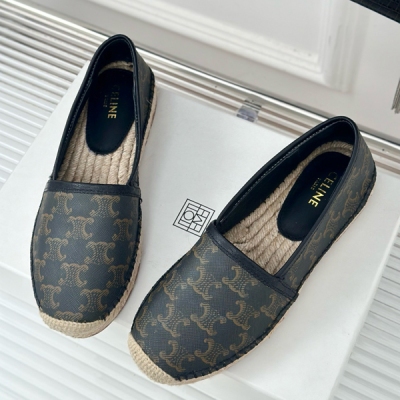 Celine 經典凱旋門印花漁夫鞋，經典款怎麼穿都不膩，而且超適合春夏穿 隨便搭都好看，帶點小尖頭看起來更加修長精緻，搭配C家標誌性凱旋門logo很有辨識度，鞋面採用原版定制材質，內裡粗棉布拼接羊皮，原版開模防滑大底，Size：35-39（