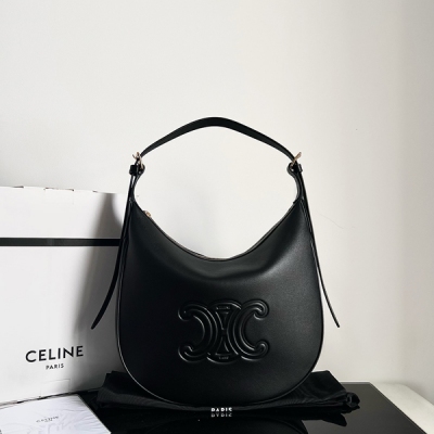Celine HELOISE柔軟牛皮革手袋，新款Hobo腋下包，原廠皮全鋼五金，尺寸：31 X 8 X 25.5cm，牛皮絨面革襯裡，金色飾面，單肩腋下背，拉鍊開合，1個主隔層，可調節肩帶