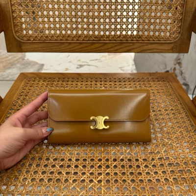 Celine TRIOMPHE大號亮澤牛皮革錢包 金色金屬件 TRIOMPHE金屬質感按扣 1個拉鍊零錢口袋+12個卡槽 2個角撐隔層+1個扁平口袋 尺寸：19-10-3cm