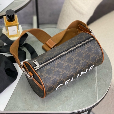 Celine TRIOMPHE圓筒包 小眾的法棍形狀 搭配立體挖空的設計 和現在包包界常見的款式很不一樣 絕對不爛大街 走出去就是最獨特的風景 包包雖小但是實用性超強容量是的 可拆卸的肩帶 肩背俏皮 手拿又A又颯 SIZE:22*12.5*