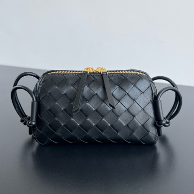 BV Bottega Veneta 新款 Concert pouch 是見過最好看實用的迷你小包呀 包身採用經典的 lntrecciato編織工藝 配有皮質雙頭拉鍊，開口寬敞 易取易放，肩帶繩結處可滑動自由調節長短，即斜挎/腋下 又能當手拿