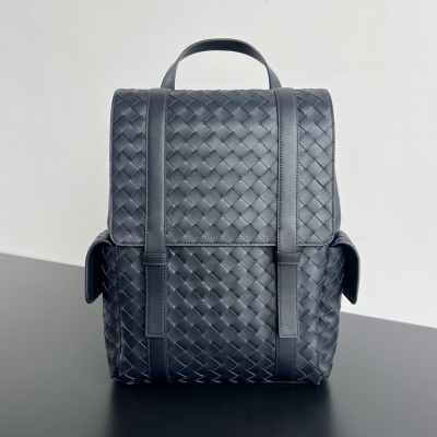 BV Bottega Veneta 新款男士雙肩包，超級受歡迎 採用細軟的小牛皮純手工編制 編織緊密規律，紋理立體，低調中彰顯品位隱藏式磁扣開合與多隔層收納，讓商務通勤無縫切換，內裡採用帆布耐磨耐造，強烈推薦給追求時尚又實用的兄弟們，絕對不