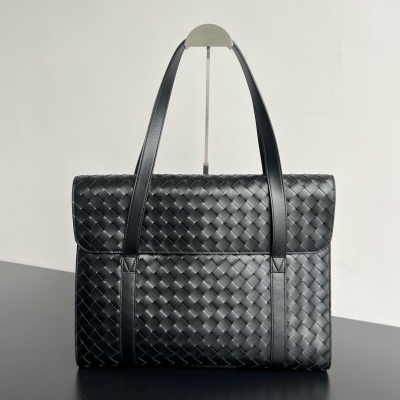 BV Bottega Veneta 新款公事包 即是電腦包 也是公事包 腋下包 一款多功能的時尚男包 採用細軟的小牛皮編織工藝 質感細膩 紋理立體，翻蓋設計的造型獨特 給人一種穩重可靠的感覺左右兩側按扣設計 視覺更輕薄舒適，內部隔層寬敞，能