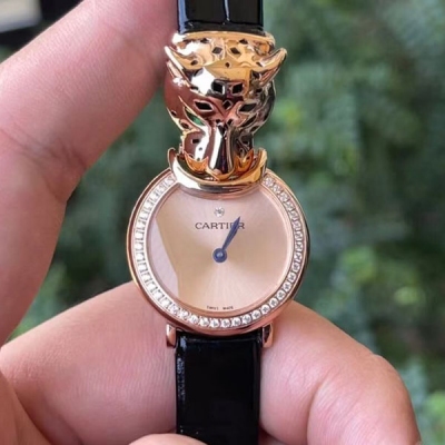 Cartier卡地亞 CARTIER-卡地亞系列 PANTHèRE獵豹高級珠寶腕表 瑞士石英機芯 表徑:23.6毫米  鑲嵌40顆明亮式切割圓鑽，白金，玫瑰金，黃金豹首 梨形沙弗萊石豹目 與專櫃統一發行
