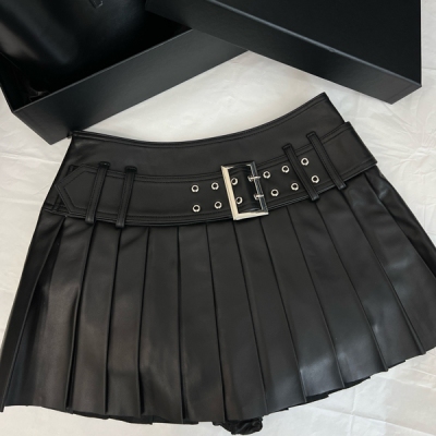 YSL聖羅蘭Yves Saint Laurent 2024fw 腰帶百褶皮裙 羊皮質感更顯品質 （內裡裡布短褲設計）百褶的設計增加了裙子的層次感 百搭又超級顯腿長 版型也是經典的穿搭款 上身非常好看 MLXL