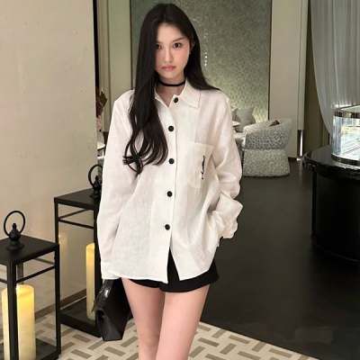 YSL聖羅蘭Yves Saint Laurent 獨家款 口袋刺繡襯衣 時尚百搭款 亞麻質感非常透氣舒適 較寬鬆版型完全不限制身材 誰穿都好看！搭個白色褲子下午茶約會也很適合 極簡時髦兒的高級！SML