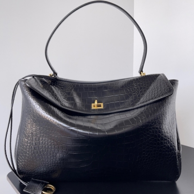 Balenciaga巴黎世家 RODEO 最新最爆的Redeo鱷魚紋來襲柔軟的大廓形包包，上身慵懶感立刻get真的很喜歡又方便又酷的超實用大包 這款以洛杉磯Rodeo Drive命名的新款 秀場上已經一眼驚豔到了 非常符合當下流行的靜奢風高