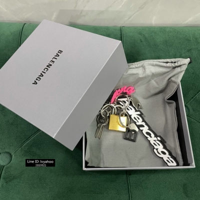 Balenciaga巴黎世家 Rodeo小掛件來啦 適合所有包包有了這小掛件的點綴才顯得更加潮流，更加完整，更加傳神，雜亂又序的風格真的超愛的 古銅鎖扣