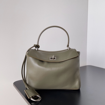 Balenciaga巴黎世家 RODEO 最新Mini尺寸到貨 特別柔軟的大廓形包包，上身慵懶感立刻get真的很喜歡又方便又酷的超實用大包 這款以洛杉磯Rodeo Drive命名的新款 秀場上已經一眼驚豔到了 非常符合當下流行的靜奢風高級感