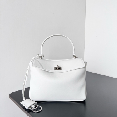 Balenciaga巴黎世家 RODEO 最新Mini尺寸到貨 特別柔軟的大廓形包包，上身慵懶感立刻get真的很喜歡又方便又酷的超實用大包 這款以洛杉磯Rodeo Drive命名的新款 秀場上已經一眼驚豔到了 非常符合當下流行的靜奢風高級感