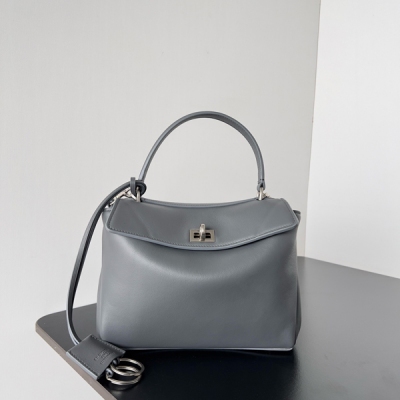 Balenciaga巴黎世家 RODEO 最新Mini尺寸到貨 特別柔軟的大廓形包包，上身慵懶感立刻get真的很喜歡又方便又酷的超實用大包 這款以洛杉磯Rodeo Drive命名的新款 秀場上已經一眼驚豔到了 非常符合當下流行的靜奢風高級感