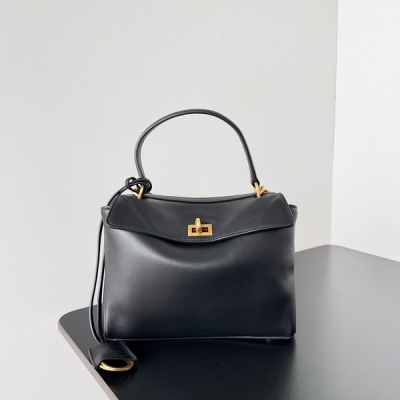 Balenciaga巴黎世家 RODEO 最新Mini尺寸到貨 特別柔軟的大廓形包包，上身慵懶感立刻get真的很喜歡又方便又酷的超實用大包 這款以洛杉磯Rodeo Drive命名的新款 秀場上已經一眼驚豔到了 非常符合當下流行的靜奢風高級感