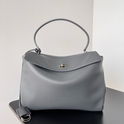 Balenciaga巴黎世家 RODEO 最新最爆的Redeo中號灰銀色現貨 柔軟的大廓形包包，上身慵懶感立刻get真的很喜歡又方便又酷的超實用大包 這款以洛杉磯Rodeo Drive命名的新款 秀場上已經一眼驚豔到了 非常符合當下流行的靜