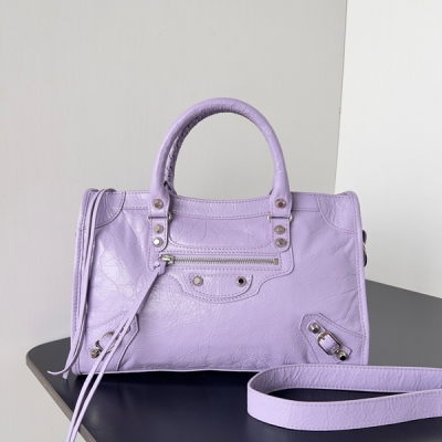 Balenciaga巴黎世家 CITY 最具標誌性手袋Le City系列2024該系列強勢回歸 重新演繹經典和經典系列稍有不同的是取消了鏡子和卡包，肩帶的設計也更加適合斜挎 小細節的變動讓整體更顯輕盈新增的馬卡龍色系格外適合春夏不羈帥氣的造