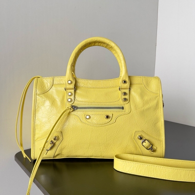Balenciaga巴黎世家 CITY 最具標誌性手袋Le City系列2024該系列強勢回歸 重新演繹經典和經典系列稍有不同的是取消了鏡子和卡包，肩帶的設計也更加適合斜挎 小細節的變動讓整體更顯輕盈新增的馬卡龍色系格外適合春夏不羈帥氣的造