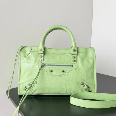 Balenciaga巴黎世家 CITY 最具標誌性手袋Le City系列2024該系列強勢回歸 重新演繹經典和經典系列稍有不同的是取消了鏡子和卡包，肩帶的設計也更加適合斜挎 小細節的變動讓整體更顯輕盈新增的馬卡龍色系格外適合春夏不羈帥氣的造