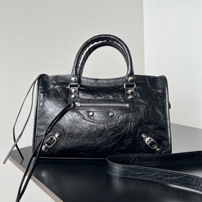 Balenciaga巴黎世家 CITY 最具標誌性手袋Le City系列2024該系列強勢回歸 重新演繹經典和經典系列稍有不同的是取消了鏡子和卡包，肩帶的設計也更加適合斜挎 小細節的變動讓整體更顯輕盈新增的馬卡龍色系格外適合春夏不羈帥氣的造