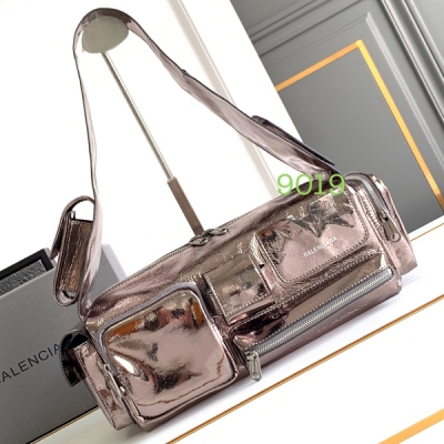 Balenciaga巴黎世家 superbusy系列 炸街必備單品，羊皮材質復古工裝口袋的裝飾，實用性超好的單肩包，暗黑朋克機車多功能托特腋下包，出街回頭率滿分，男女同款，旅行必備的神器 尺寸：長35x 高12x寬11釐米
