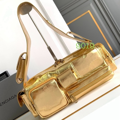 Balenciaga巴黎世家 superbusy系列 炸街必備單品，羊皮材質復古工裝口袋的裝飾，實用性超好的單肩包，暗黑朋克機車多功能托特腋下包，出街回頭率滿分，男女同款，旅行必備的神器 尺寸：長35x 高12x寬11釐米