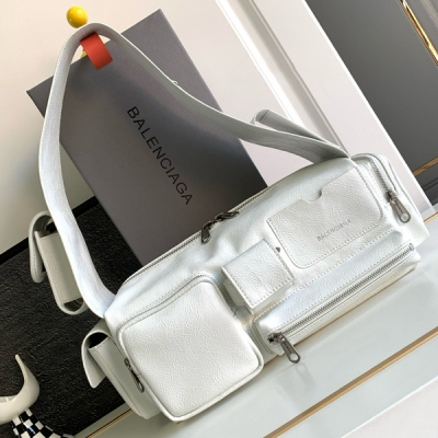 Balenciaga巴黎世家 superbusy系列 炸街必備單品，羊皮材質復古工裝口袋的裝飾，實用性超好的單肩包，暗黑朋克機車多功能托特腋下包，出街回頭率滿分，男女同款，旅行必備的神器 尺寸：長35x 高12x寬11釐米