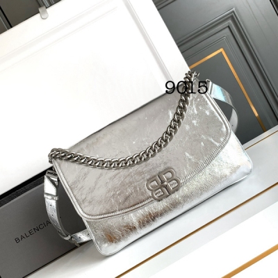 Balenciaga巴黎世家 新款2024Fall的 BB Soft 系列 超級柔軟超有質感！可調節肩帶銀鏈 鏈條的腋下包設計和實用性的寬肩帶可以讓你在酷辣和休閒 style 之間自由切換，包型搭配層次分明的內部空間，功能也足夠強鏈條部分的